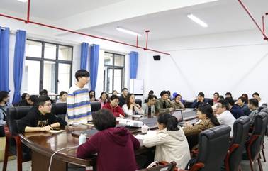 图片包含 人员, 室内, 天花板, 美食描述已自动生成