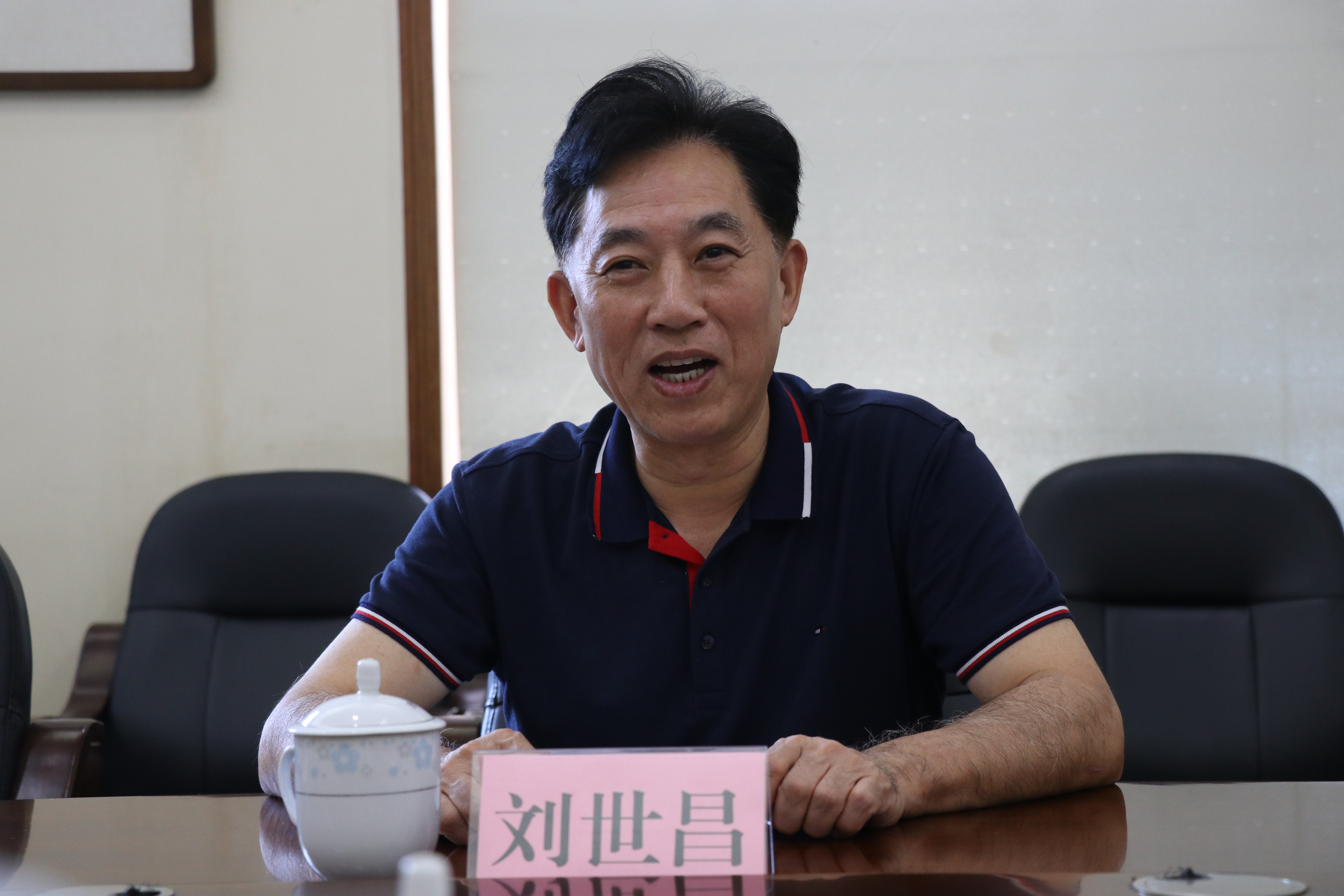 副校长刘世昌主持欢送会